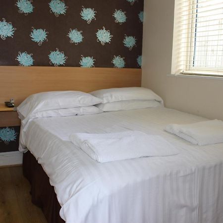 Debden Guest House Hillingdon Buitenkant foto