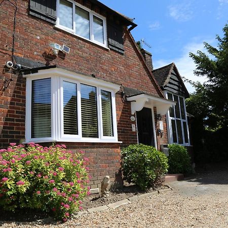 Debden Guest House Hillingdon Buitenkant foto