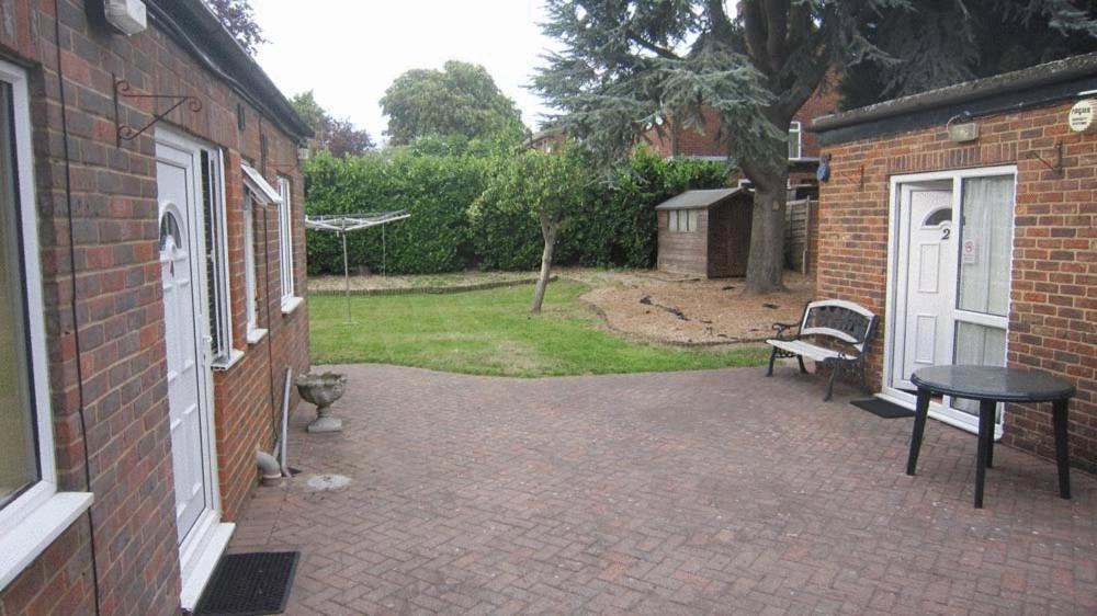 Debden Guest House Hillingdon Buitenkant foto