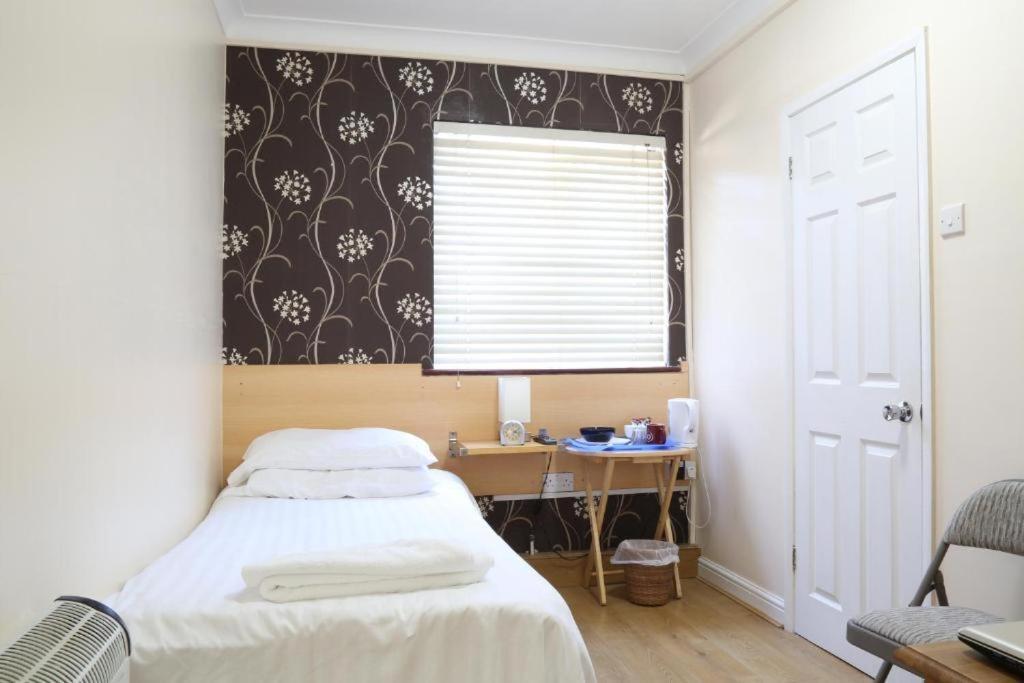 Debden Guest House Hillingdon Kamer foto