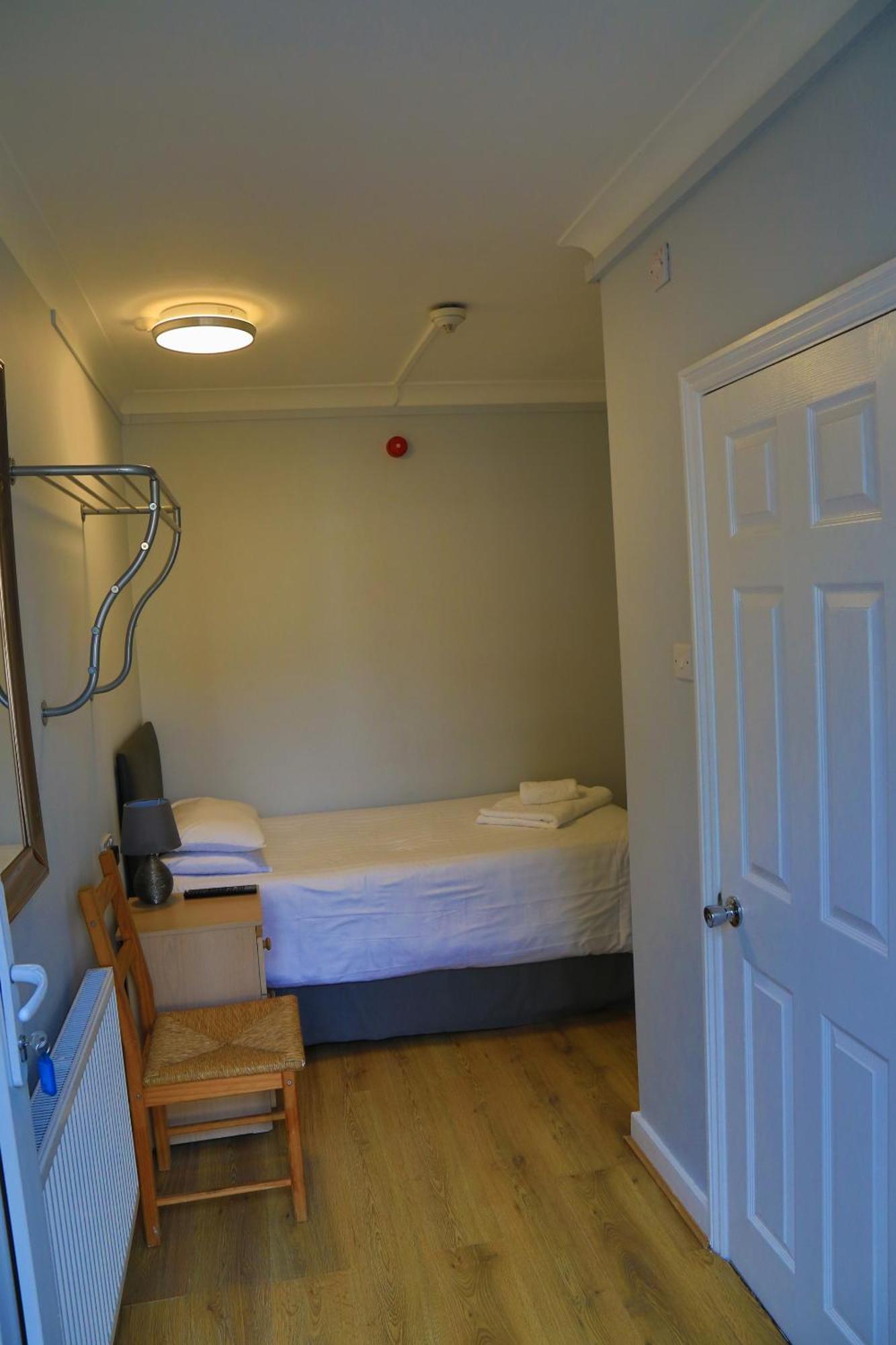 Debden Guest House Hillingdon Kamer foto
