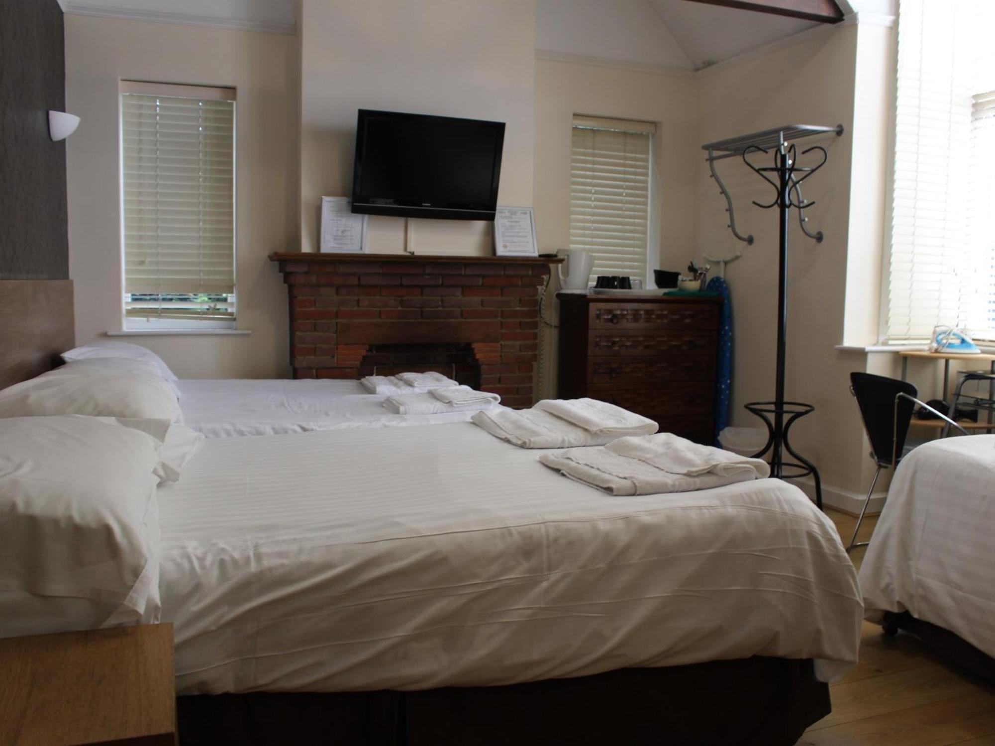 Debden Guest House Hillingdon Buitenkant foto