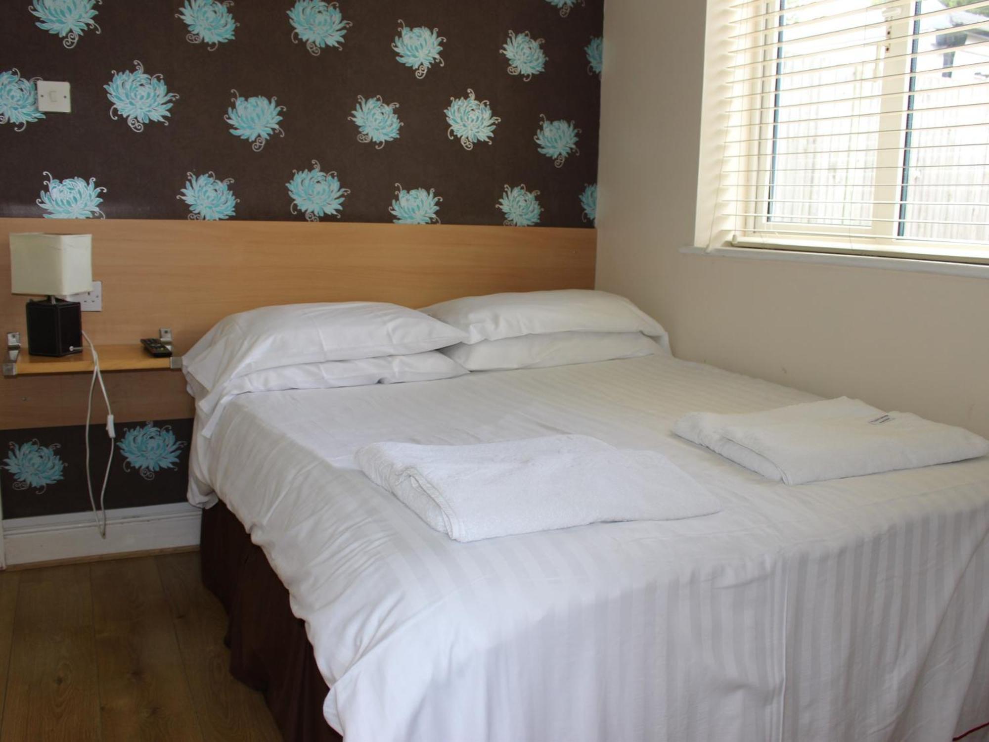 Debden Guest House Hillingdon Buitenkant foto