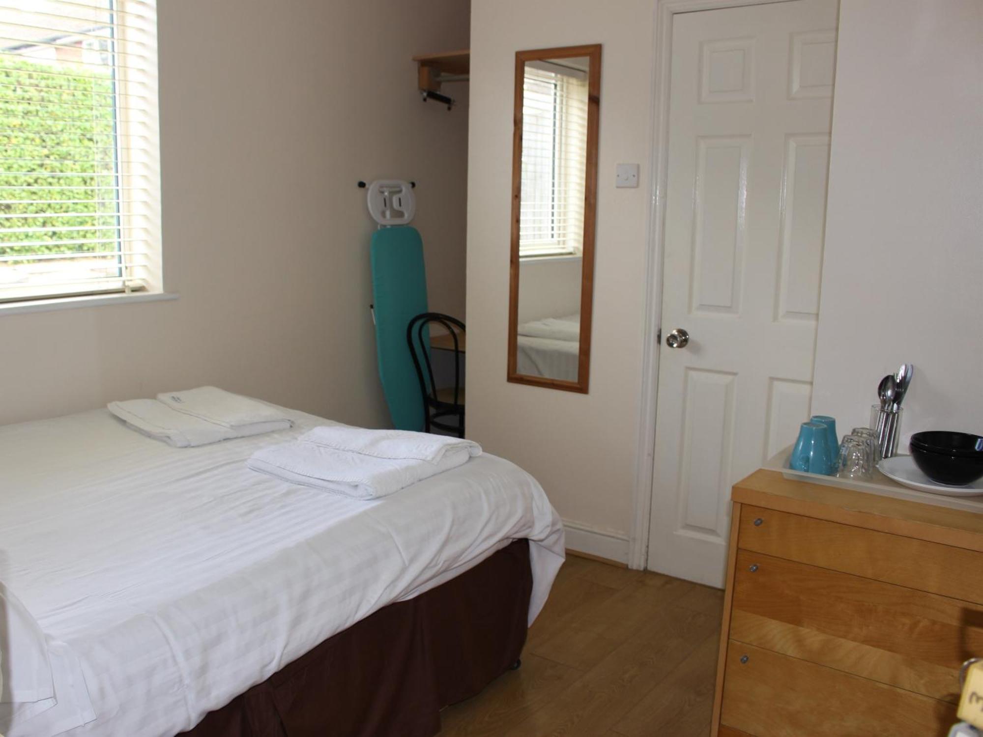 Debden Guest House Hillingdon Buitenkant foto