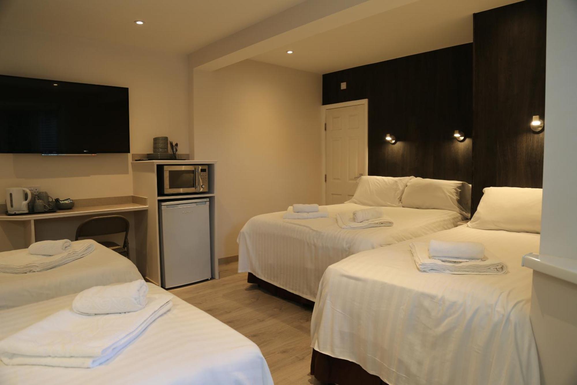 Debden Guest House Hillingdon Buitenkant foto