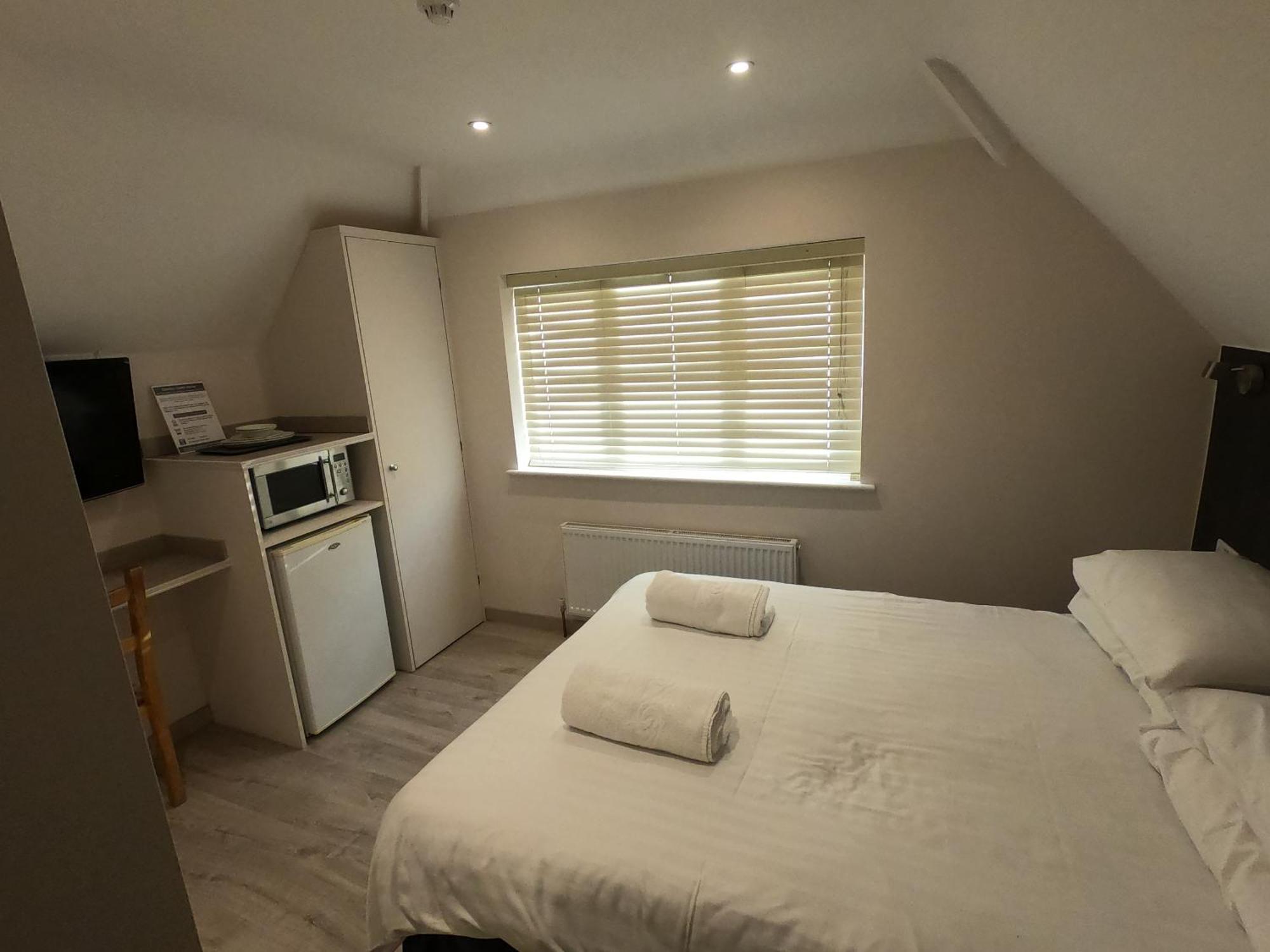 Debden Guest House Hillingdon Buitenkant foto
