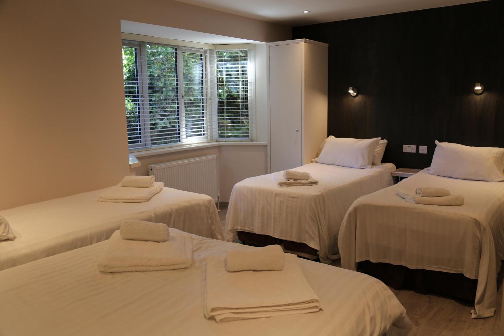 Debden Guest House Hillingdon Buitenkant foto
