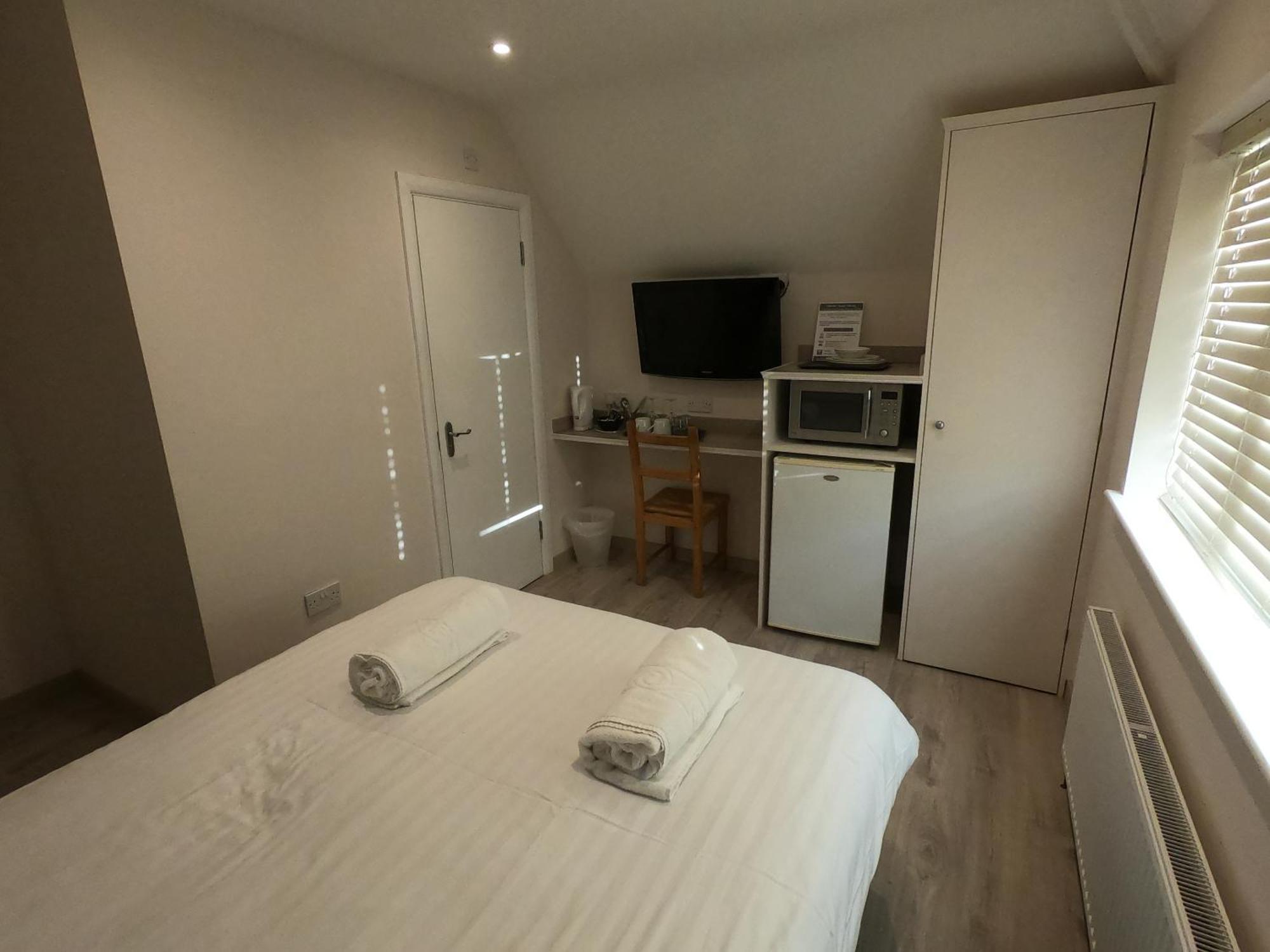 Debden Guest House Hillingdon Buitenkant foto