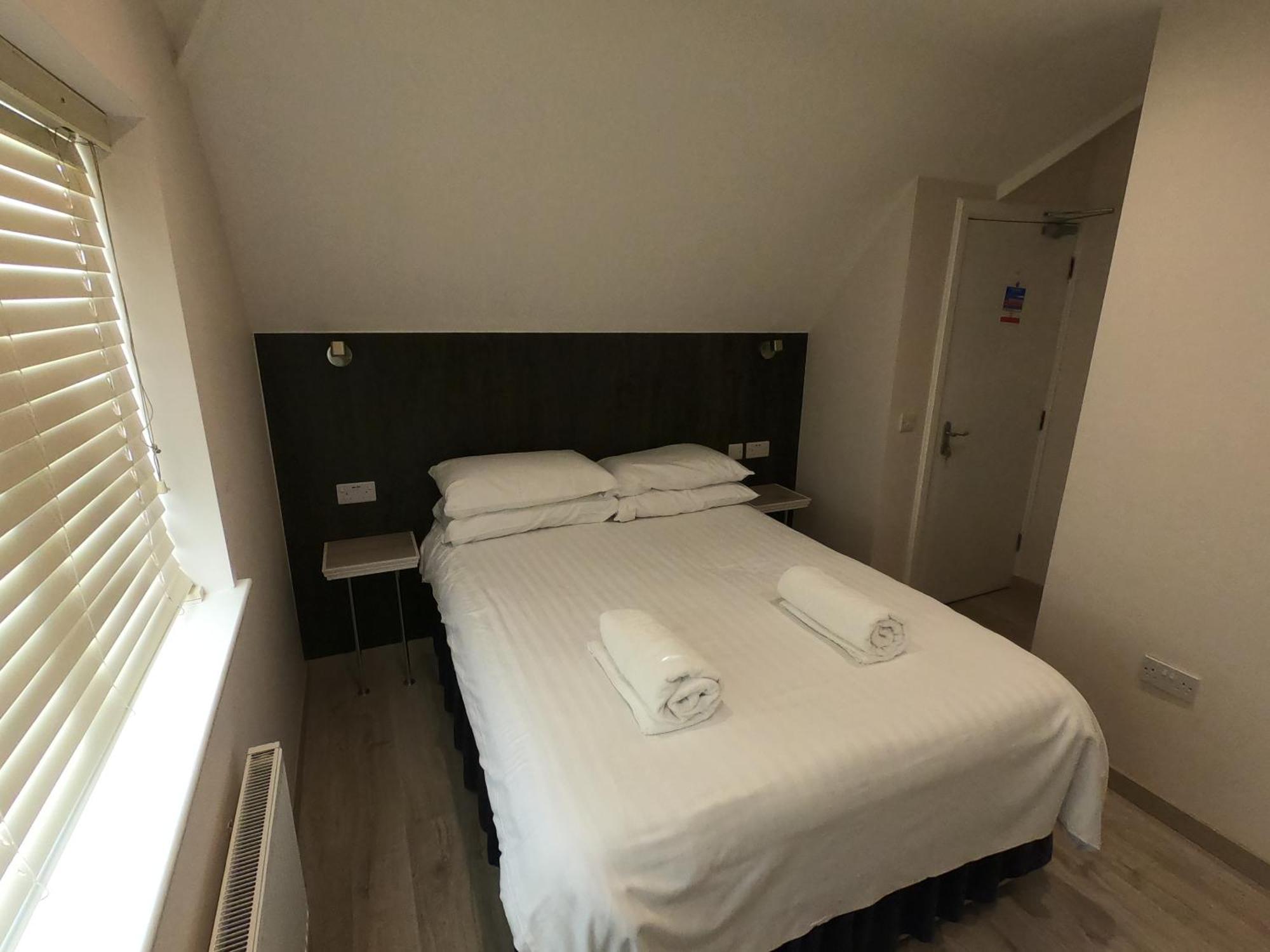 Debden Guest House Hillingdon Buitenkant foto