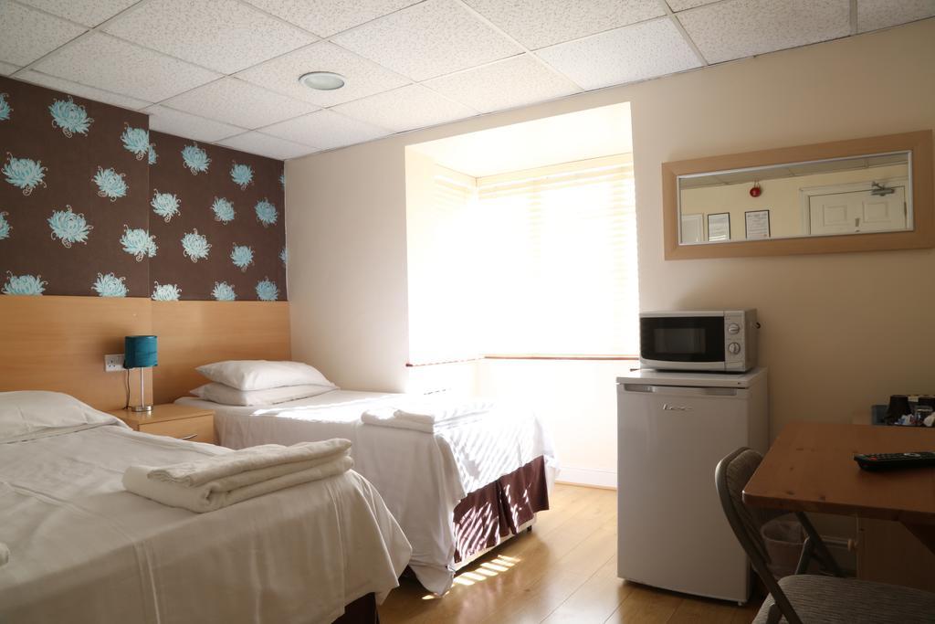 Debden Guest House Hillingdon Buitenkant foto