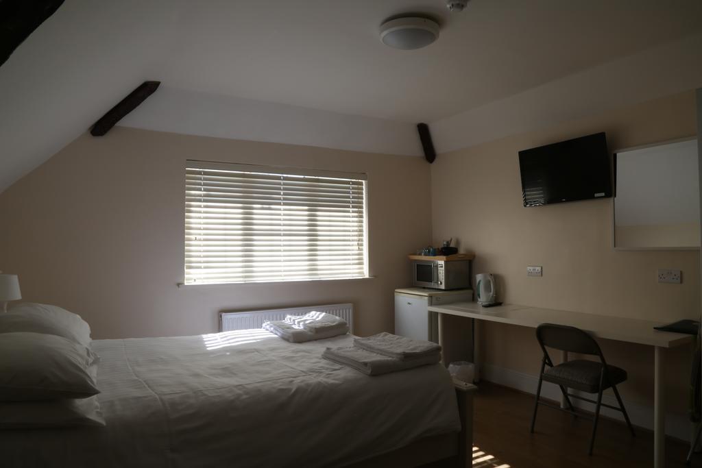 Debden Guest House Hillingdon Buitenkant foto