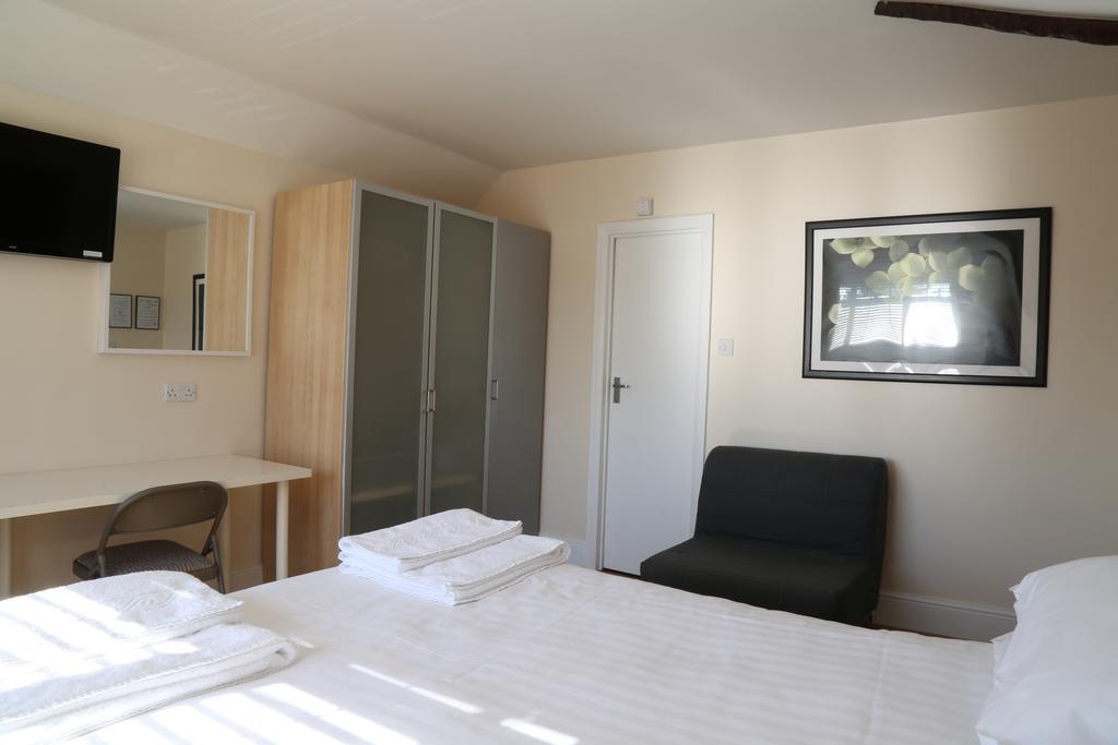 Debden Guest House Hillingdon Buitenkant foto