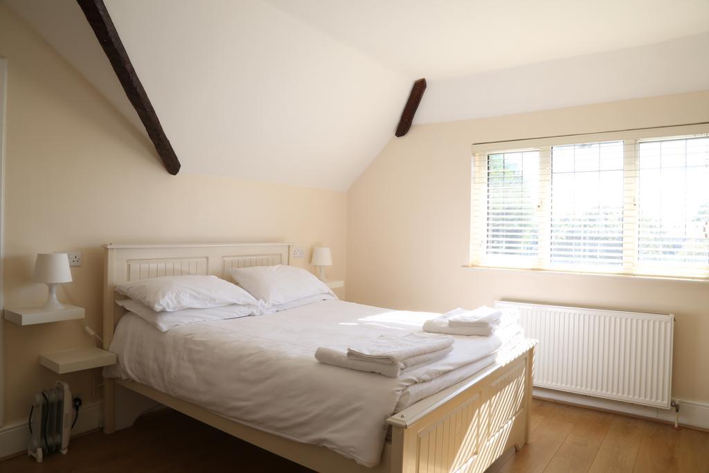 Debden Guest House Hillingdon Buitenkant foto