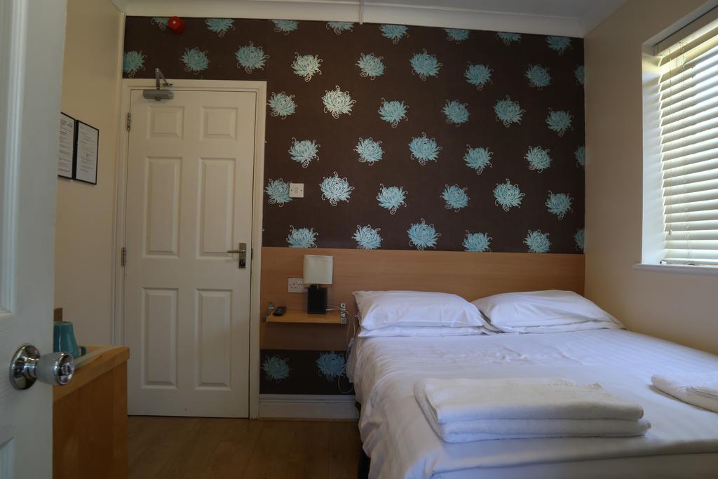 Debden Guest House Hillingdon Buitenkant foto