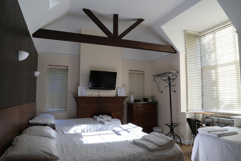 Debden Guest House Hillingdon Buitenkant foto