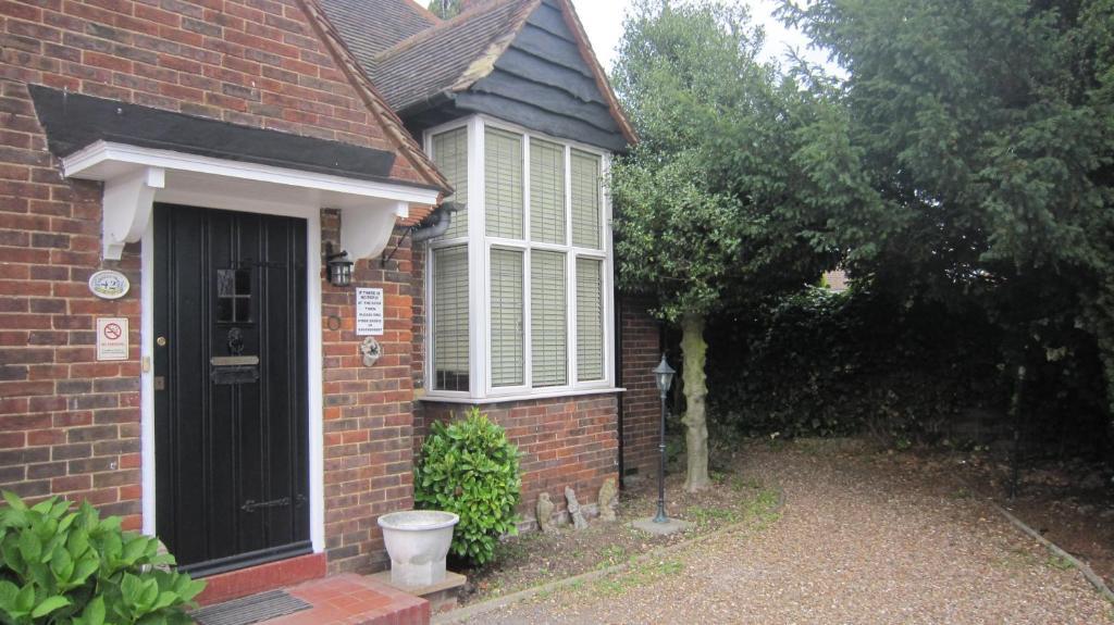 Debden Guest House Hillingdon Buitenkant foto