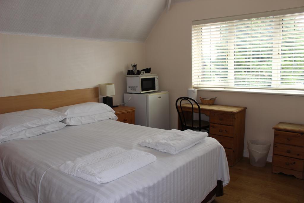 Debden Guest House Hillingdon Buitenkant foto