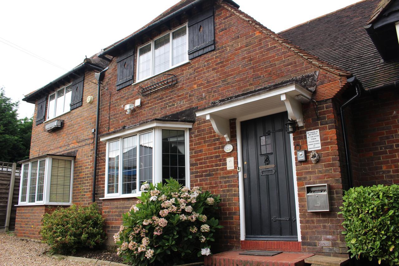Debden Guest House Hillingdon Buitenkant foto