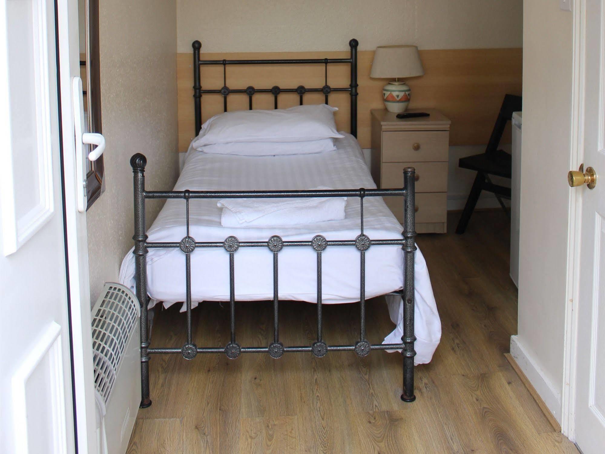 Debden Guest House Hillingdon Buitenkant foto