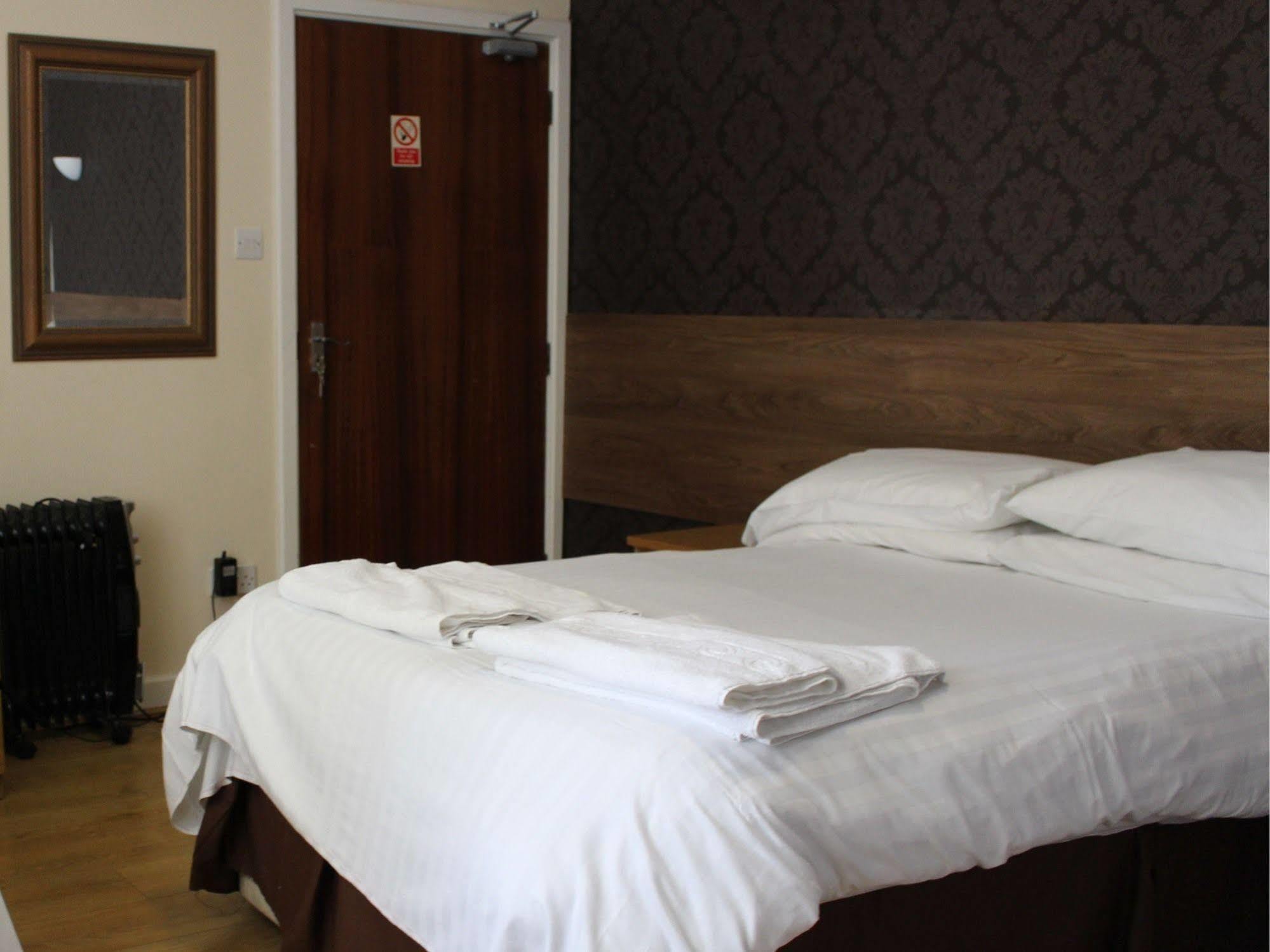 Debden Guest House Hillingdon Buitenkant foto
