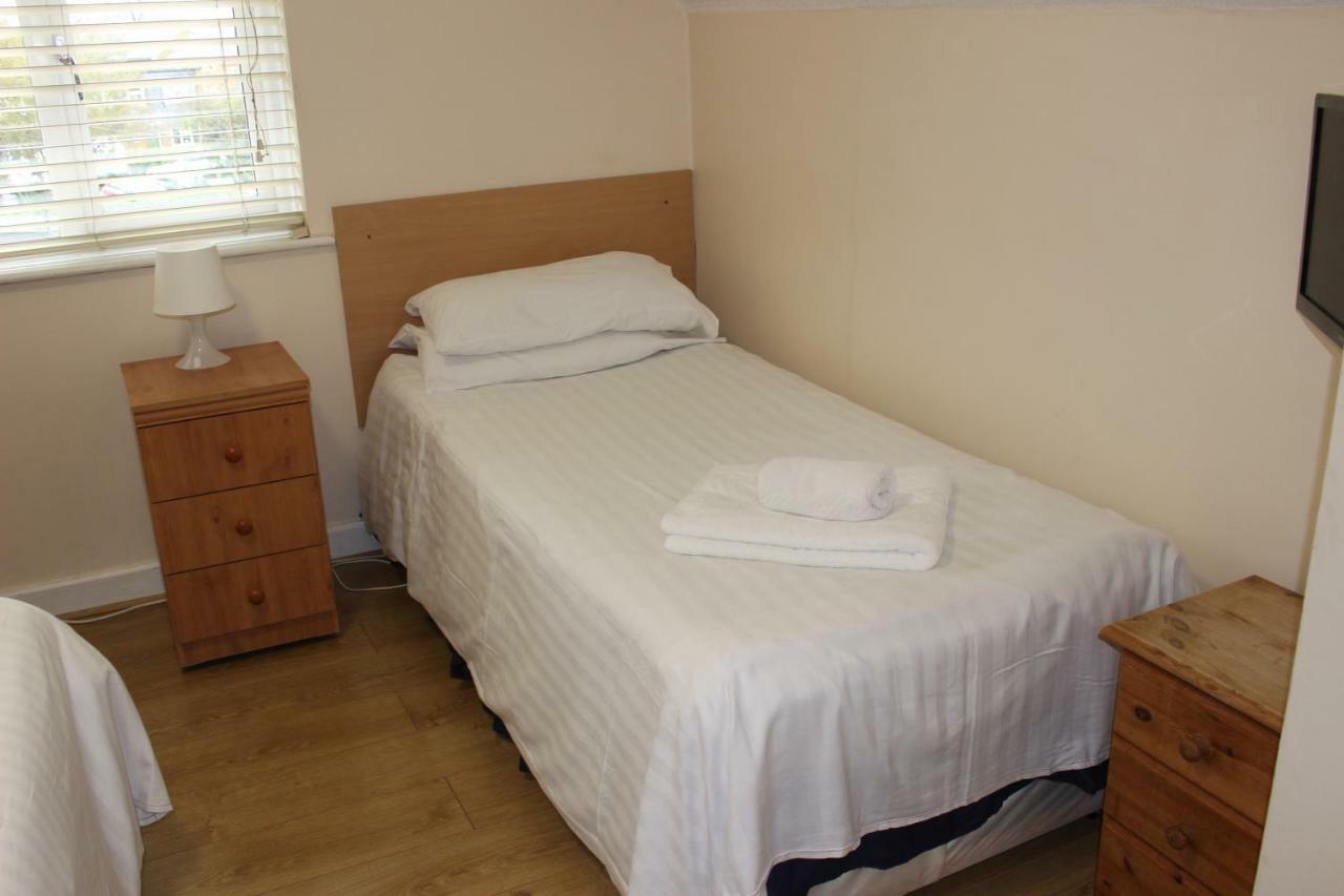 Debden Guest House Hillingdon Buitenkant foto