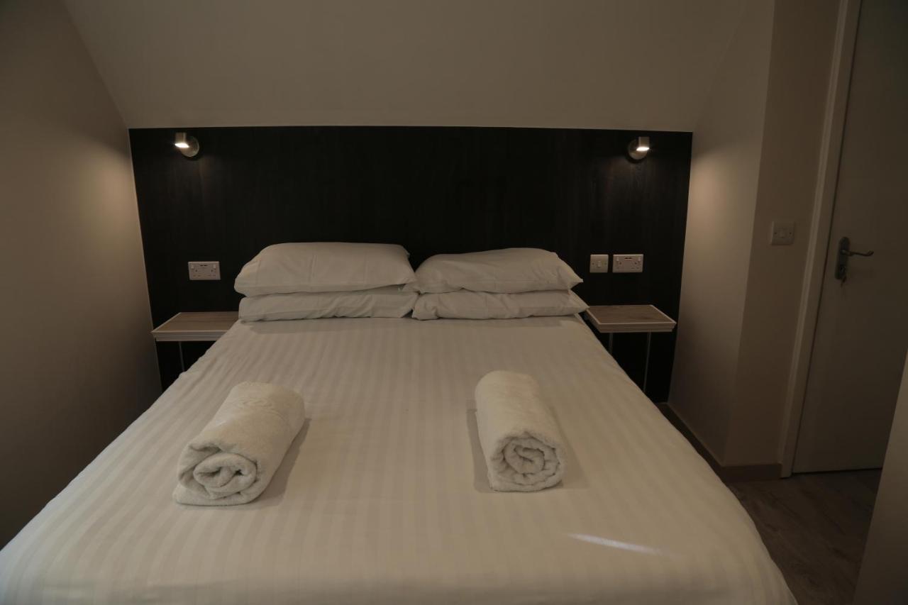 Debden Guest House Hillingdon Buitenkant foto