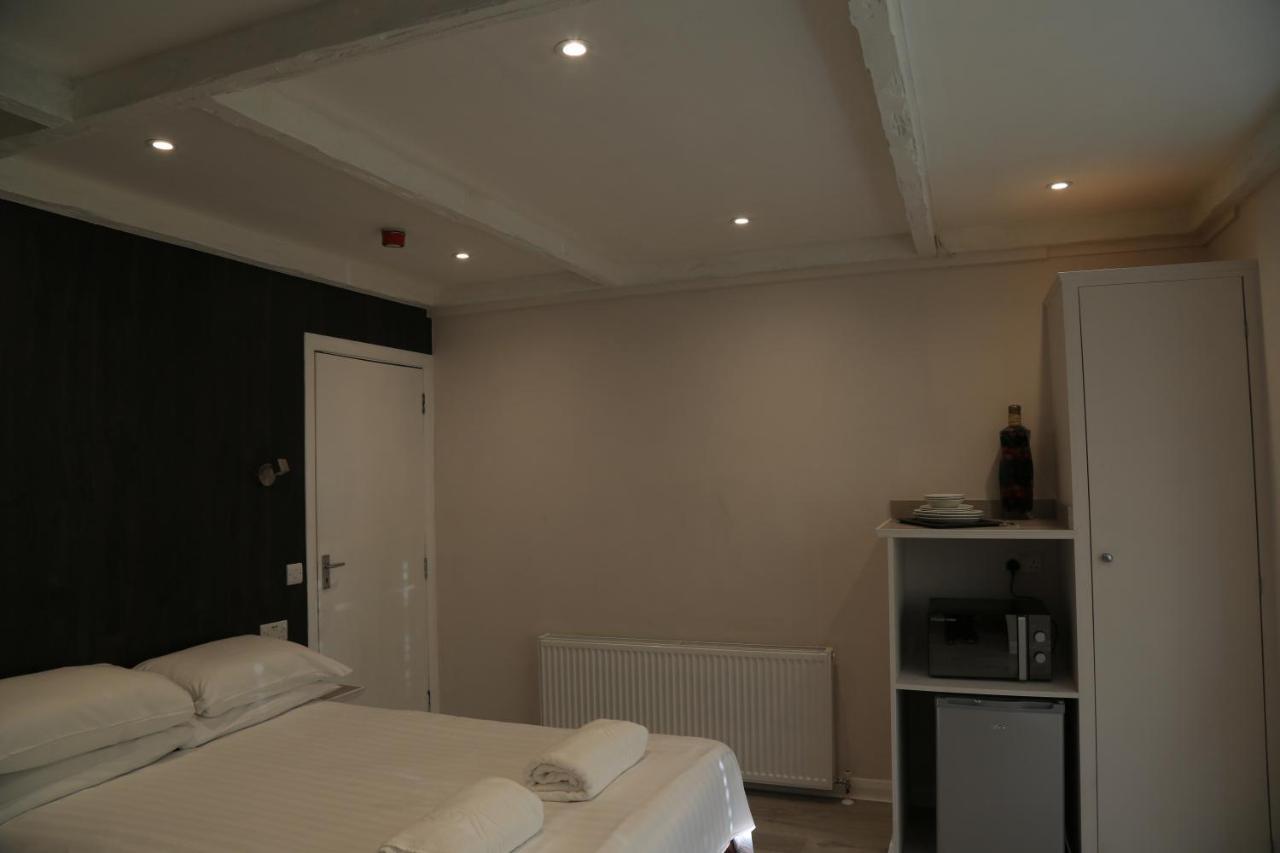 Debden Guest House Hillingdon Buitenkant foto